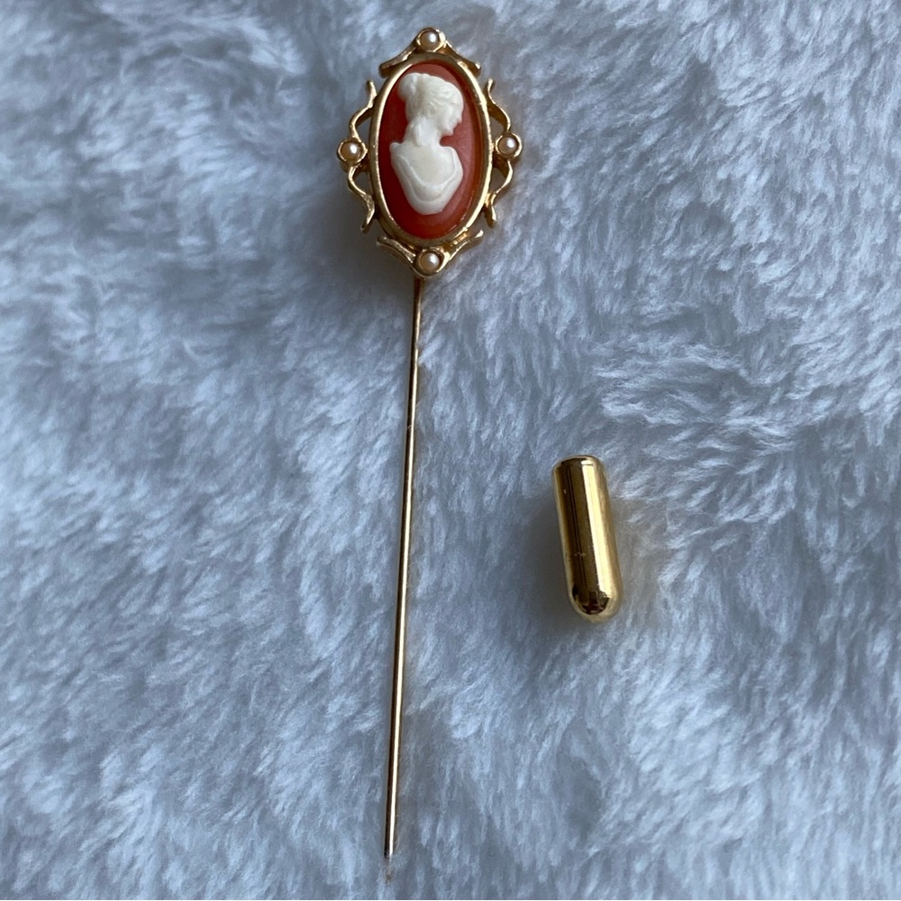 Vintage Avon CAMEO BROOCH pin 2 3/4”